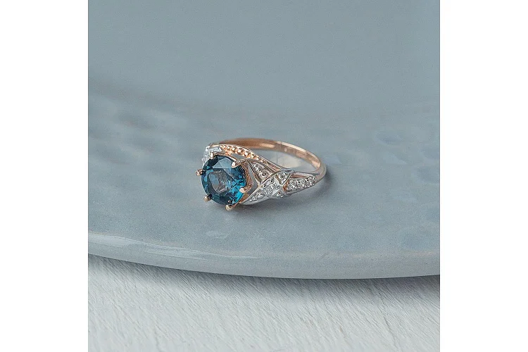 Кольцо из красного золота с топазом лондон и 8 фианитами