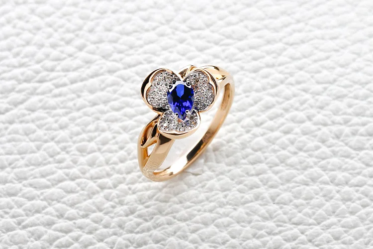 Кольцо Цветок из красного золота с корундом и 33 бриллиантами