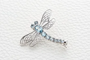 Брошь Стрекоза из белого золота с 9 топазами sky