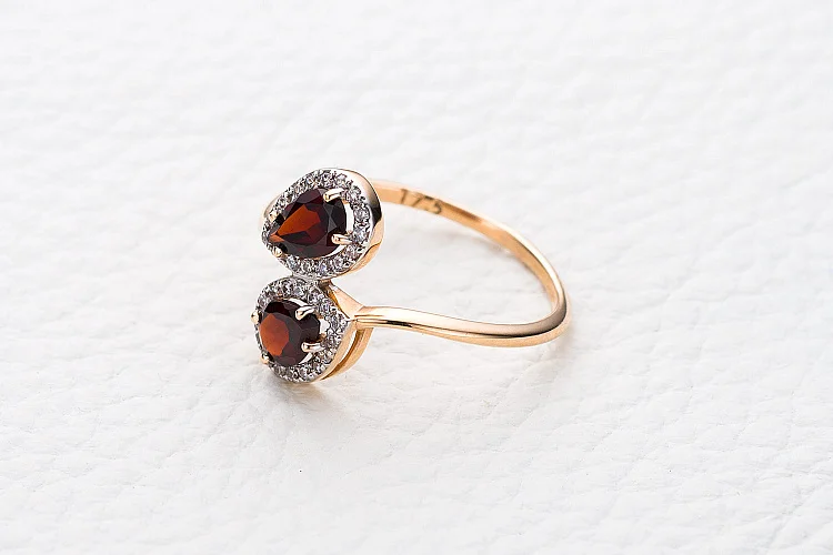 Кольцо из красного золота с 2 гранатами и 32 фианитами