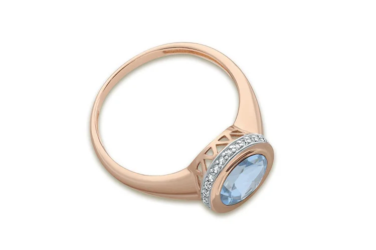 Кольцо из красного золота с топазом sky и 26 фианитами