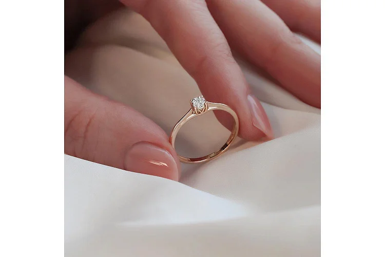 Кольцо Малинка из красного золота с 7 муассанитами