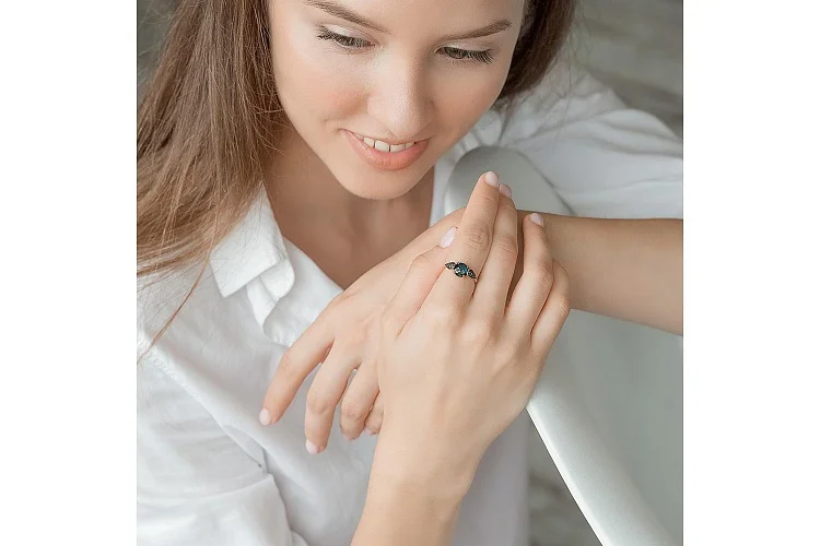 Кольцо из красного золота с кварцем и 34 фианитами