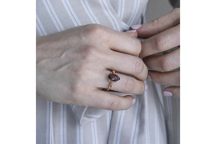 Кольцо из красного золота с раухтопазом