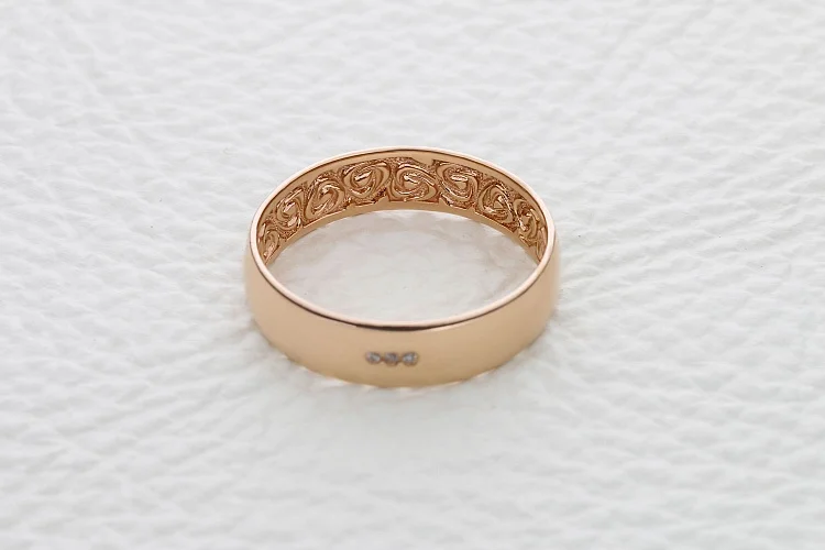 Обручальное кольцо из красного золота с 3 бриллиантами