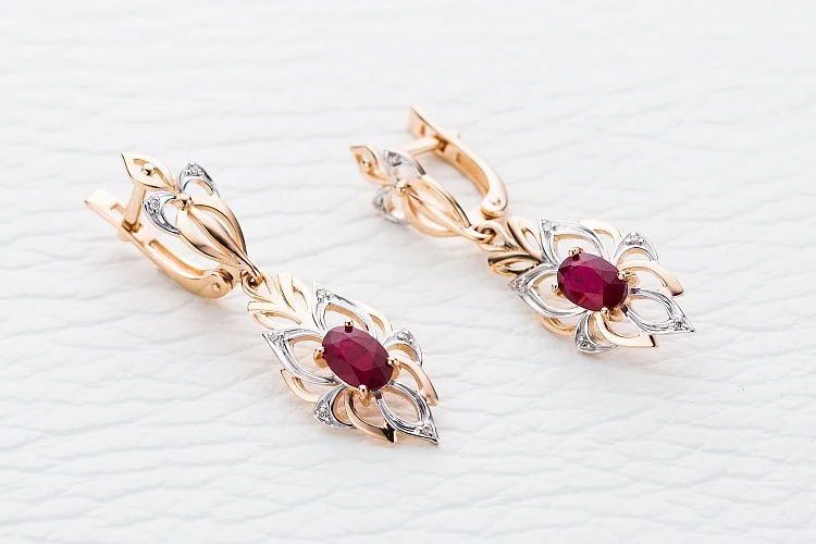 Серьги из красного золота с 2 рубинами и 14 бриллиантами