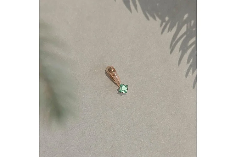 Подвеска из красного золота с изумрудом