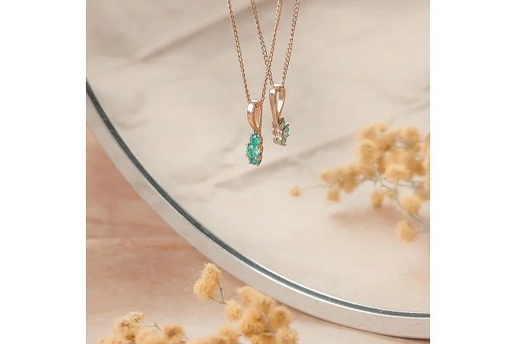 Подвеска из красного золота с 3 изумрудами