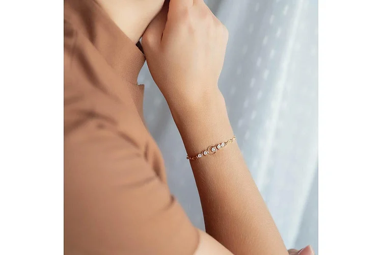 Браслет из красного золота с 5 фианитами