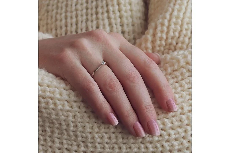 Кольцо из белого золота с бриллиантом