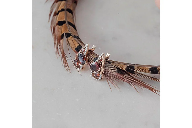 Серьги из красного золота с 6 гранатами и 36 фианитами