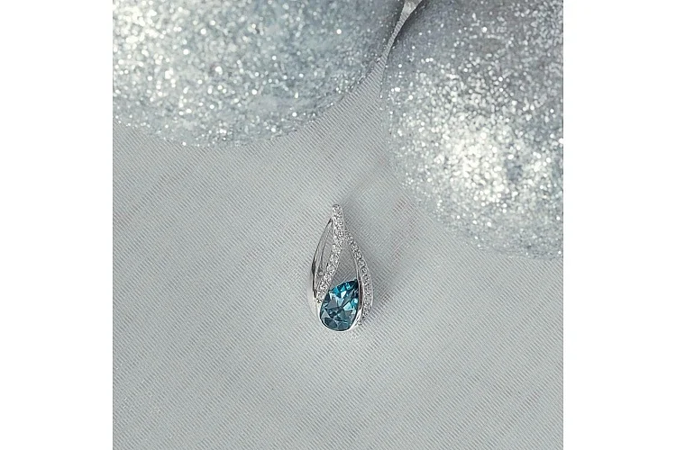 Подвеска из белого золота с топазом лондон и 20 фианитами