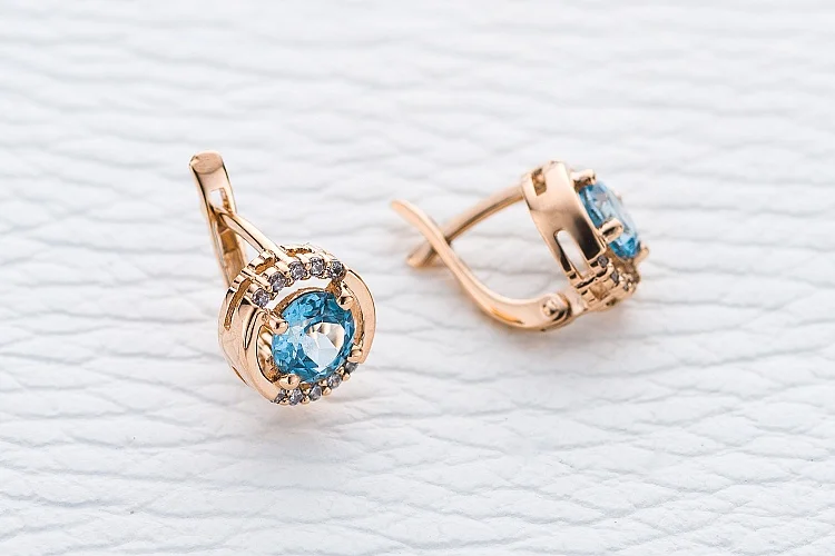 Серьги Круги из красного золота с 2 топазами swiss и 20 фианитами