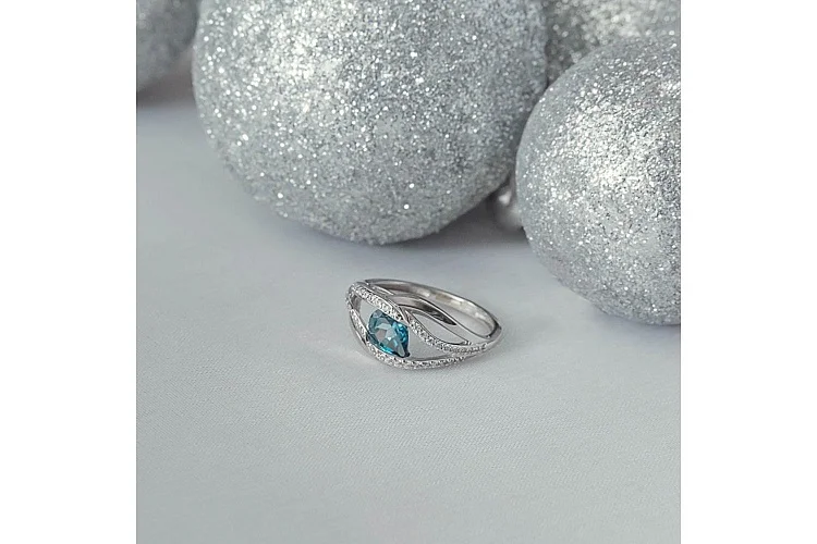 Кольцо из белого золота с топазом лондон и 42 фианитами