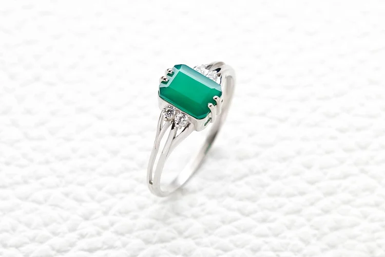 Кольцо из белого золота с агатом и 4 фианитами