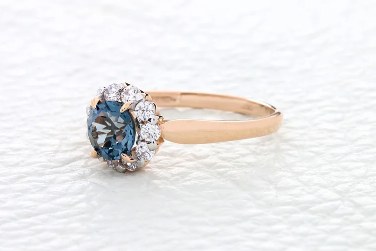 Кольцо из красного золота с топазом лондон и 10 фианитами