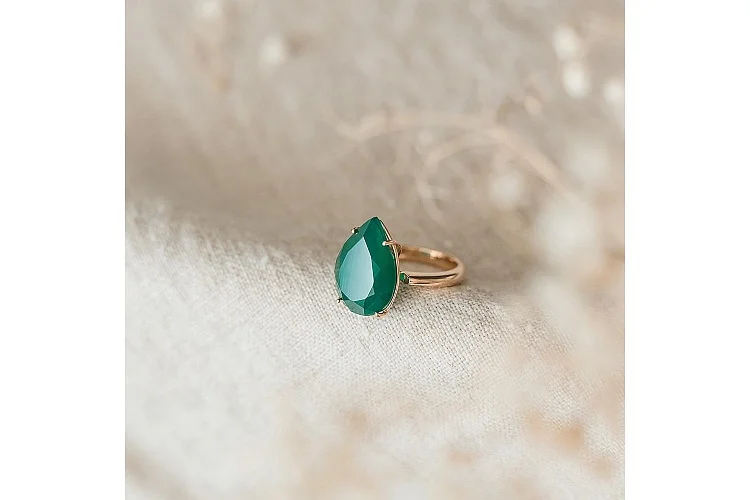 Кольцо из красного золота с халцедоном