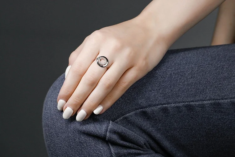 Кольцо Круг из белого золота с 14 фианитами