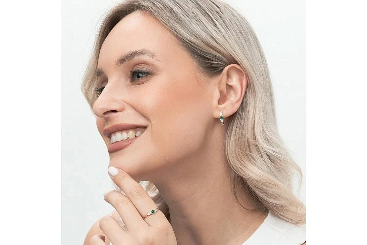 Кольцо из красного золота с изумрудом и 6 бриллиантами