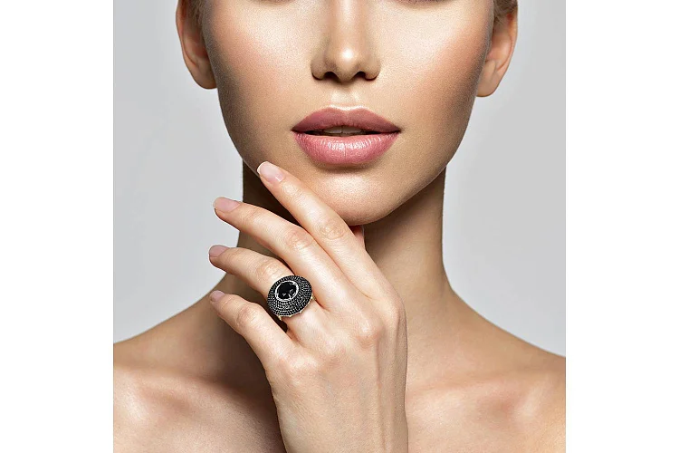 Кольцо из жёлтого золота с агатом и 292 фианитами