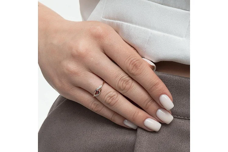 Кольцо из красного золота с гранатом и 8 фианитами