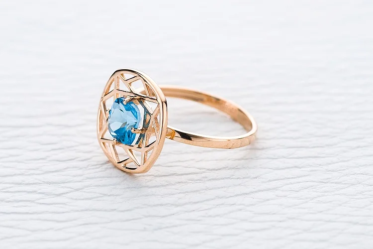 Кольцо из красного золота с топазом swiss