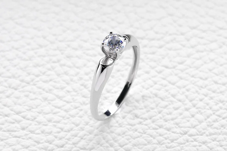 Кольцо из белого золота с кристаллом swarovski