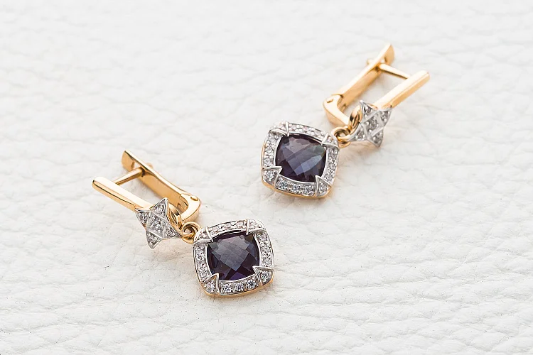 Серьги из красного золота с 2 александритами и 42 фианитами