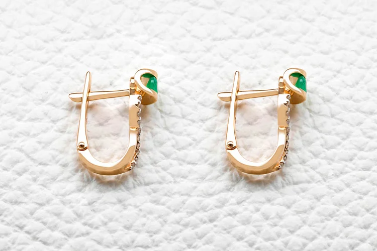 Серьги из красного золота с 2 изумрудами и 20 бриллиантами