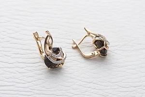 Серьги из красного золота с 2 раухтопазами и 30 фианитами