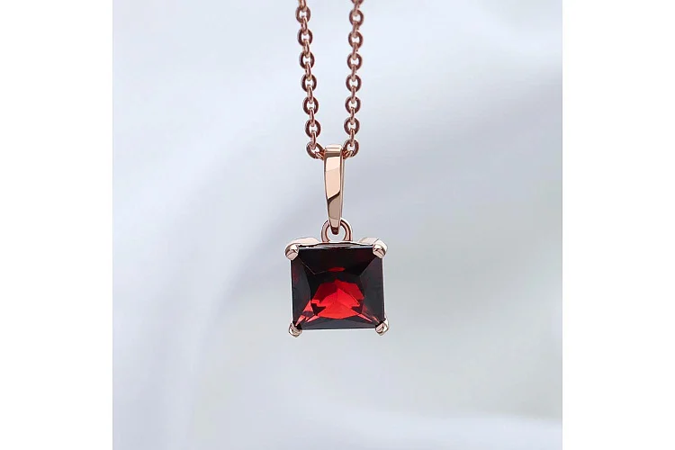 Подвеска из красного золота с гранатом