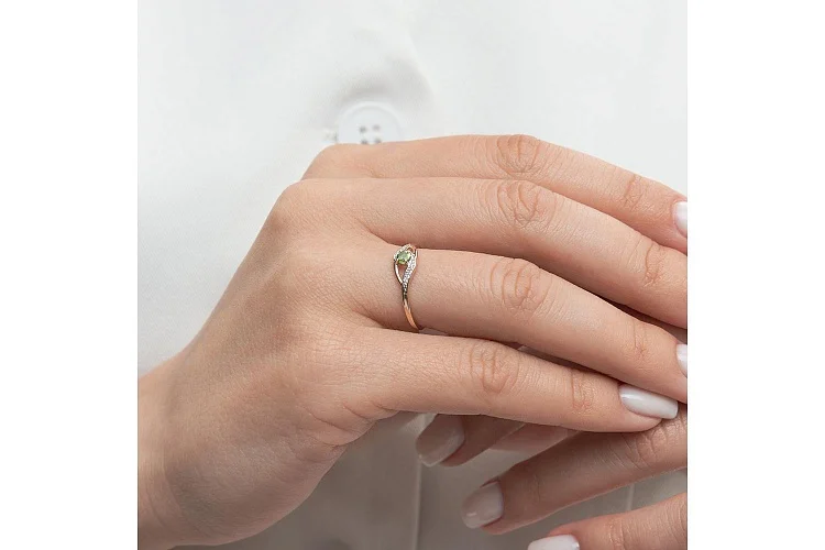 Кольцо из красного золота с хризолитом и 8 фианитами