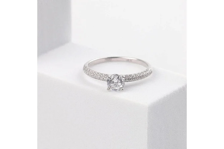 Кольцо из белого золота с 51 фианитами