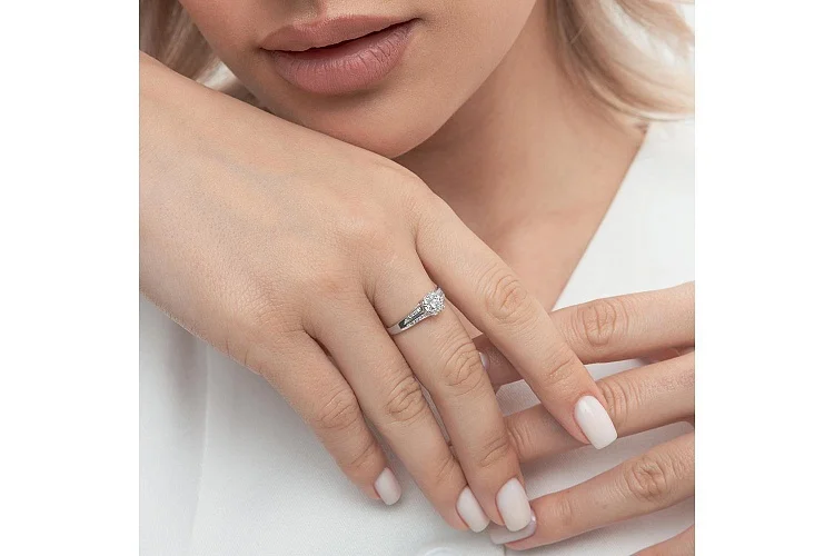 Кольцо из белого золота с 23 фианитами