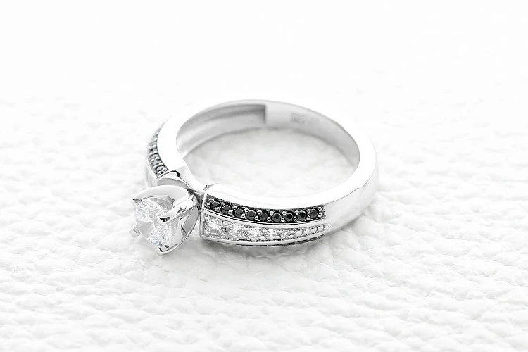 Кольцо из белого золота с кристаллом swarovski и 46 фианитами