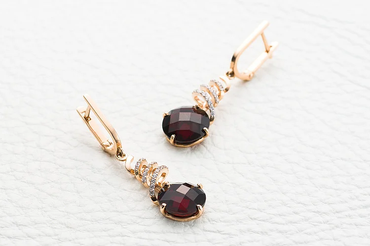 Серьги из красного золота с 2 гранатами и 36 фианитами