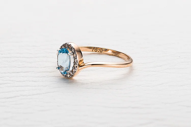 Кольцо из красного золота с топазом swiss и 16 фианитами