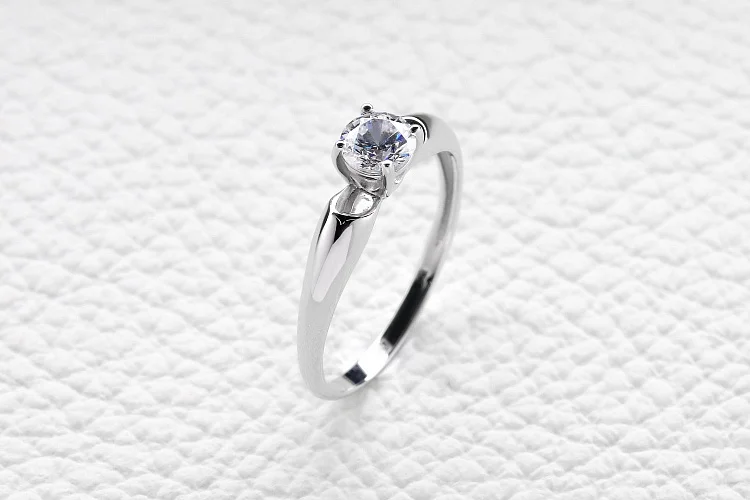 Кольцо из белого золота с кристаллом swarovski