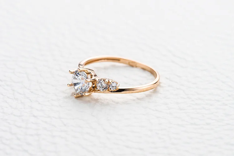 Кольцо из красного золота с кристаллом swarovski и 4 фианитами