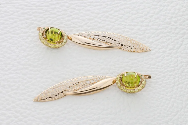 Серьги из красного золота с 2 кварцами и 76 фианитами