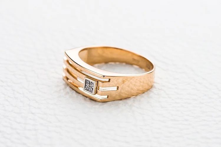 Печатка из красного золота с 4 фианитами