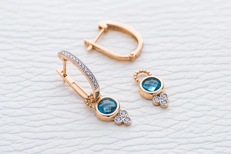 Серьги-трансформеры из красного золота с 2 топазами swiss и 32 фианитами