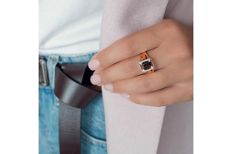 Кольцо из красного золота с раухтопазом и 20 фианитами