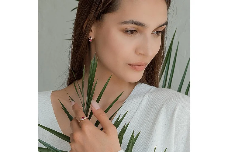 Серьги из красного золота с 2 корундами и 24 фианитами