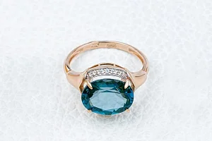 Кольцо из красного золота с топазом лондон и 18 фианитами