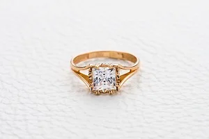 Кольцо из красного золота с кристаллом swarovski
