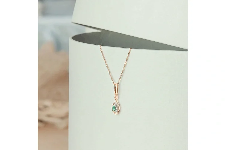 Подвеска из красного золота с изумрудом и 7 бриллиантами