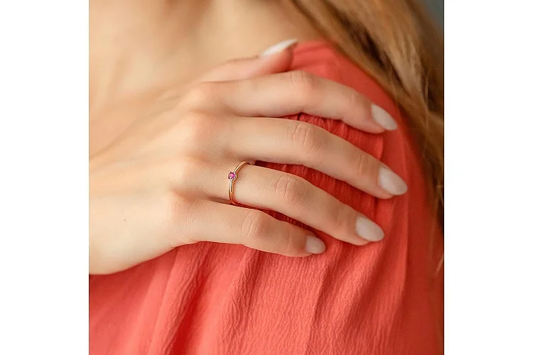 Кольцо из красного золота с рубином