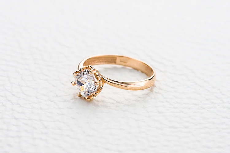 Кольцо из красного золота с кристаллом swarovski