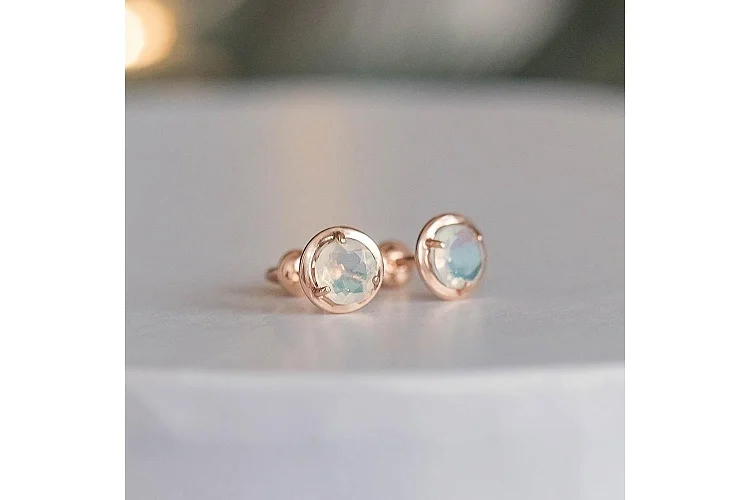 Серьги-пусеты из красного золота с 2 опалами